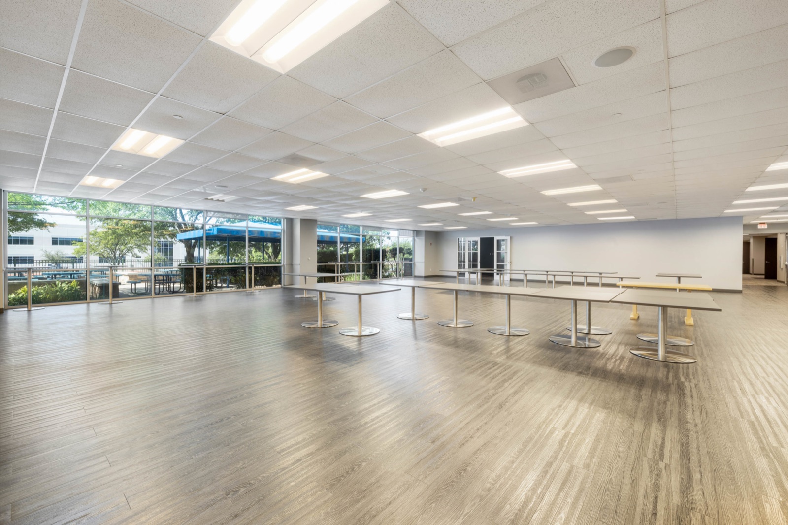 Open, flexible commercial interior